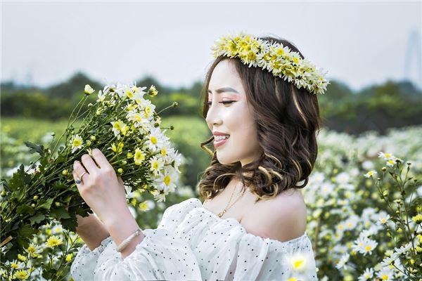 女生左嘴角上方有痣,女生左嘴角上方有小痣 女生左嘴角上方有痣,女生左嘴角上方有小痣