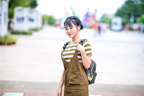 面相五官女人嘴大唇厚代表什么，女人嘴唇大又厚象征什么